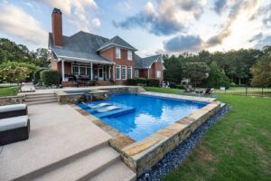 vinyl liner pool and spa with tanning ledge in southern backyard